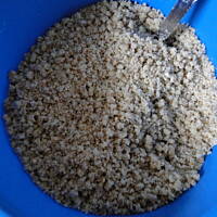 Torcik orzechowo - czekoladowy z bezami