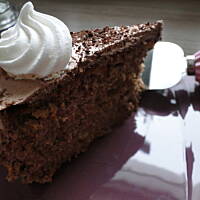 Torcik orzechowo - czekoladowy z bezami