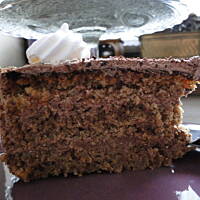 Torcik orzechowo - czekoladowy z bezami