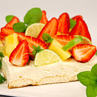 Owoce na śniegu - szybkie ciasto bez pieczenia na specjalne okazje