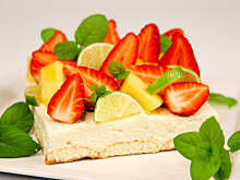 Fot. Wkn, Owoce na śniegu - szybkie ciasto bez pieczenia na specjalne okazje