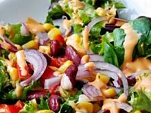 Fot. Mloda, Sałatka z fasolą i sosem "Tysiąc Wysp"