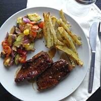 Steki balsamiczne z warzywnym ratatouille i frytkami pieprzowymi.