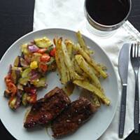 Steki balsamiczne z warzywnym ratatouille i frytkami pieprzowymi.