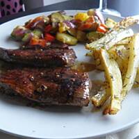 Steki balsamiczne z warzywnym ratatouille i frytkami pieprzowymi.