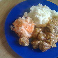 Klasyczny obiad: pulpeciki z sosem, ziemniaki i kapusta kiszona