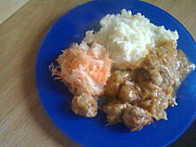 Fot. carolotta, Klasyczny obiad: pulpeciki z sosem, ziemniaki i kapusta kiszona