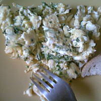 jajecznica z kiełkami brokuła