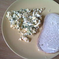 jajecznica z kiełkami brokuła