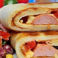 Naleśniki z salsą i parówką