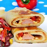 Naleśniki z salsą i parówką