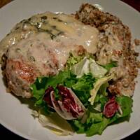 Piersi z kurczaka zapiekane na kaszy gryczanej pod pierzynką z sosu z sera pleśniowego