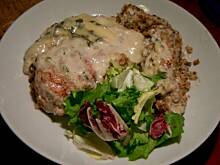 Fot. Gluba666, Piersi z kurczaka zapiekane na kaszy gryczanej pod pierzynką z sosu z sera pleśniowego