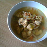 cienka zupka z kurczakiem i mieszanką chińską