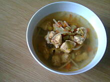 Fot. carolotta, cienka zupka z kurczakiem i mieszanką chińską