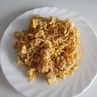 Żółta sałatka curry z makaronem z zupek chińskich