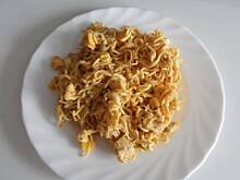 Fot. Dosia Agnes, Żółta sałatka curry z makaronem z zupek chińskich