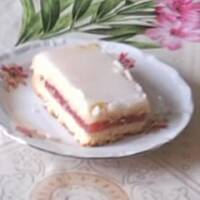 Biszkopt przekładany masą z budyniu