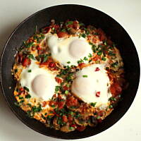 Szakszuka z pieczarkami i chili