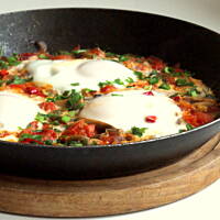 Szakszuka z pieczarkami i chili