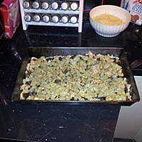 Pyszna pizza z gyrosem, ananasem, pieczarkami i serem (hawajska)