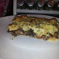 Pyszna pizza z gyrosem, ananasem, pieczarkami i serem (hawajska)