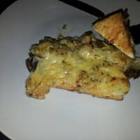 Pyszna pizza z gyrosem, ananasem, pieczarkami i serem (hawajska)