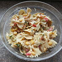 Sałatka z makaronem kokardki.