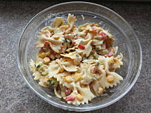 Fot. eliza32, Sałatka z makaronem kokardki.