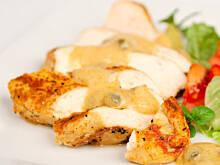Fot. Wkn, Pierś z kurczaka w sosie kaparowym