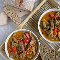 Gulasz indyczy z warzywami i pieczarkami