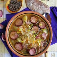 Kapuśniak na wędzonce z ziemniakami