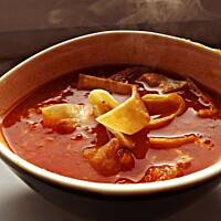 Aztecka zupa ze smażoną tortillą