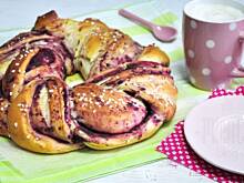 Fot. MIENTA, Wieniec drożdżowy z owocami