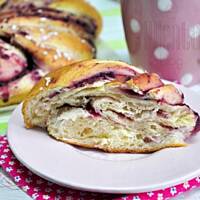 Wieniec drożdżowy z owocami