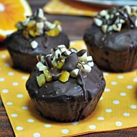 Pomarańczowe babeczki zanurzone w czekoladzie