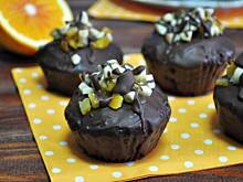 Fot. MIENTA, Pomarańczowe babeczki zanurzone w czekoladzie