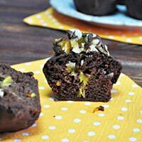 Pomarańczowe babeczki zanurzone w czekoladzie