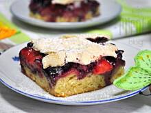 Fot. MIENTA, Owocowe ciasto pod delikatnie kokosową skorupką