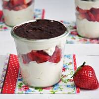 Truskawkowo-pomarańczowy deser pod czekoladową skorupką