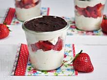 Fot. MIENTA, Truskawkowo-pomarańczowy deser pod czekoladową skorupką