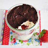 Truskawkowo-pomarańczowy deser pod czekoladową skorupką