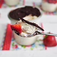 Truskawkowo-pomarańczowy deser pod czekoladową skorupką