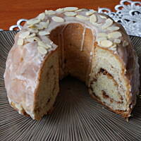 Baba drożdżowa z orzechami i cynamonem