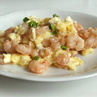 Jajecznica z krewetkami