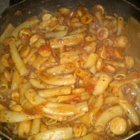 apetyczny makaron z parówkami - pycha:)