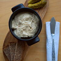 Hummus z karmelizowaną cebulą