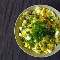 Sałatka z jajkami i marynowanymi pieczarkami