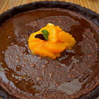 Tarta z musem czekoladowym i karmelizowanymi pomarańczami*