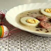 Żurek na wędzonce z biała kiełbasą